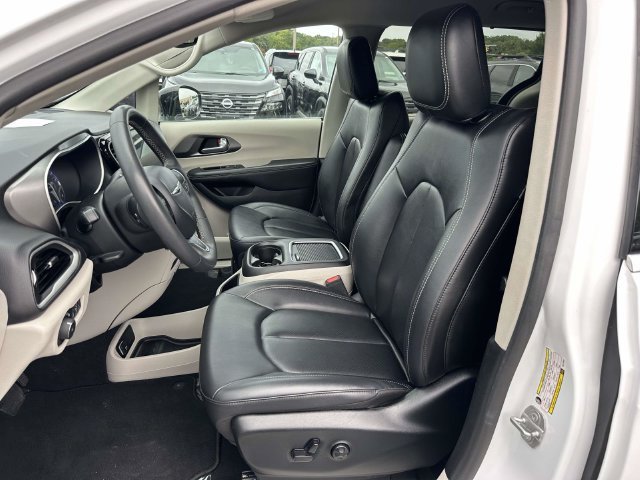 Used 2024 Chrysler Pacifica Touring-L FWD image 15