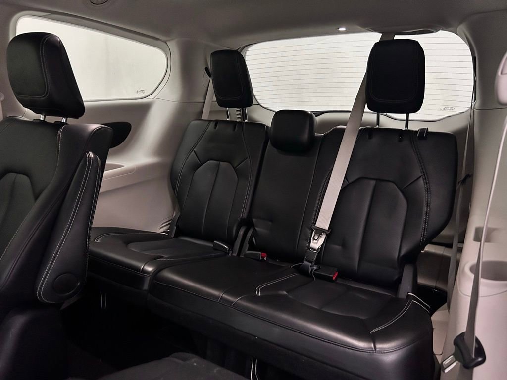 Used 2024 Chrysler Pacifica Select image 13