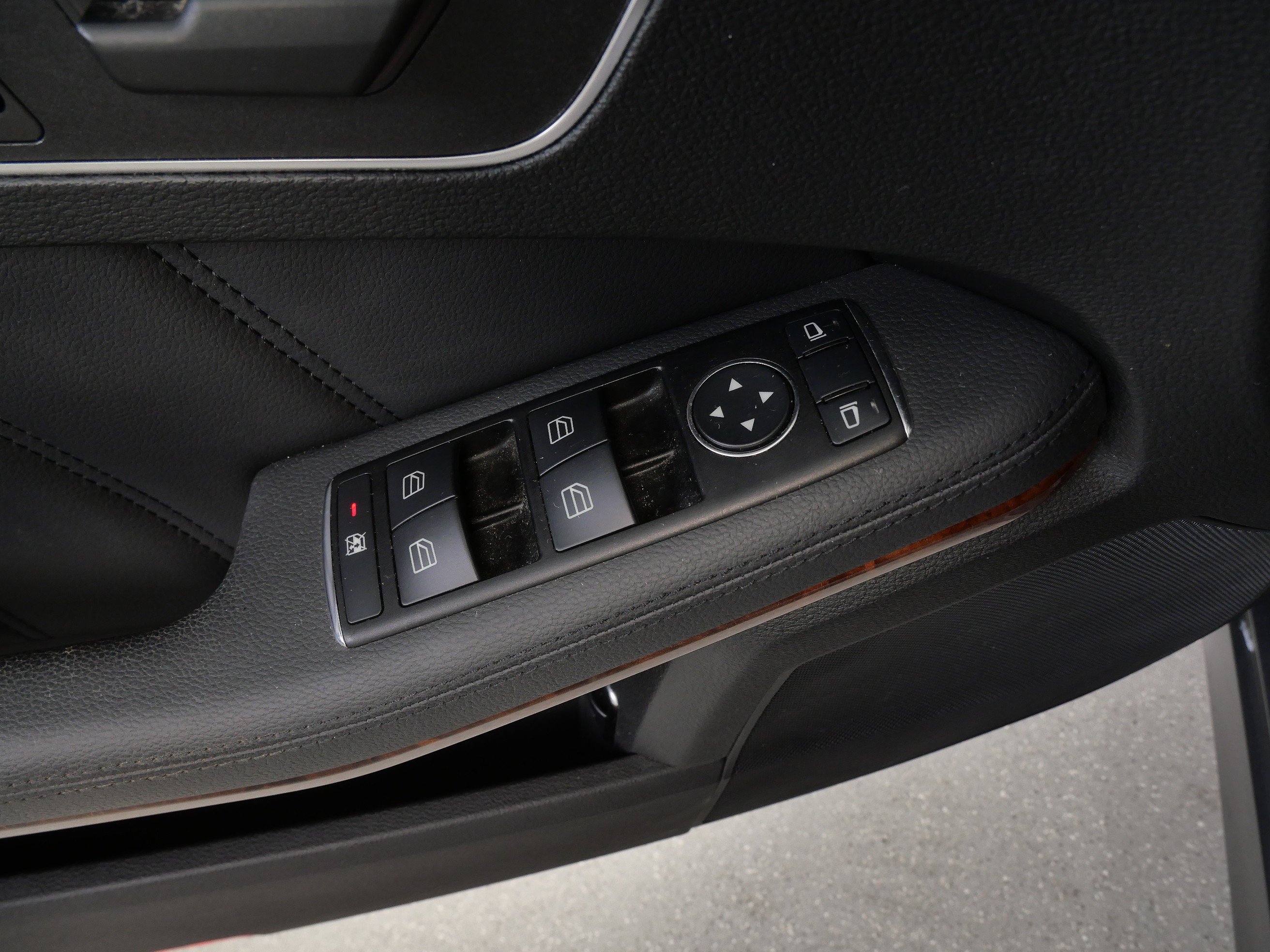Used 2012 Mercedes-Benz E 350 4MATIC Sedan image 32