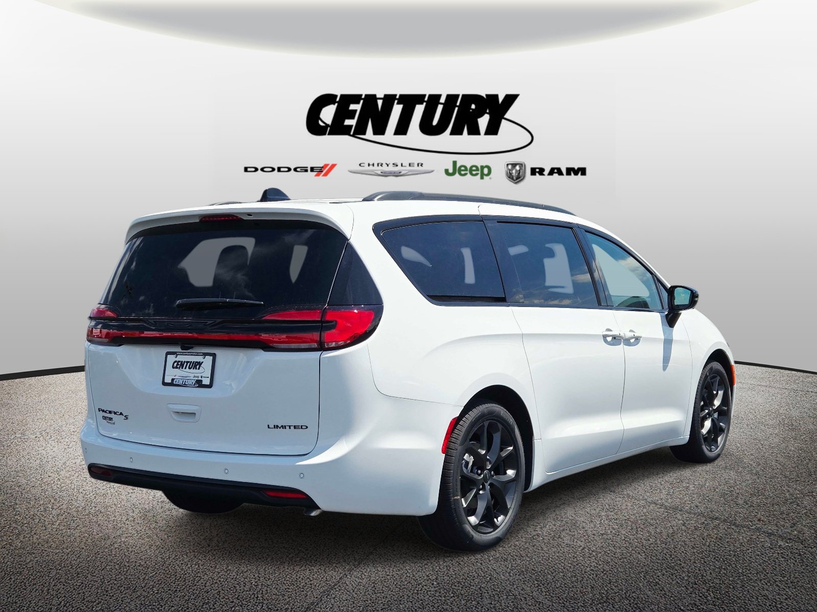 New 2027 Chrysler Pacifica Limited FWD image 4