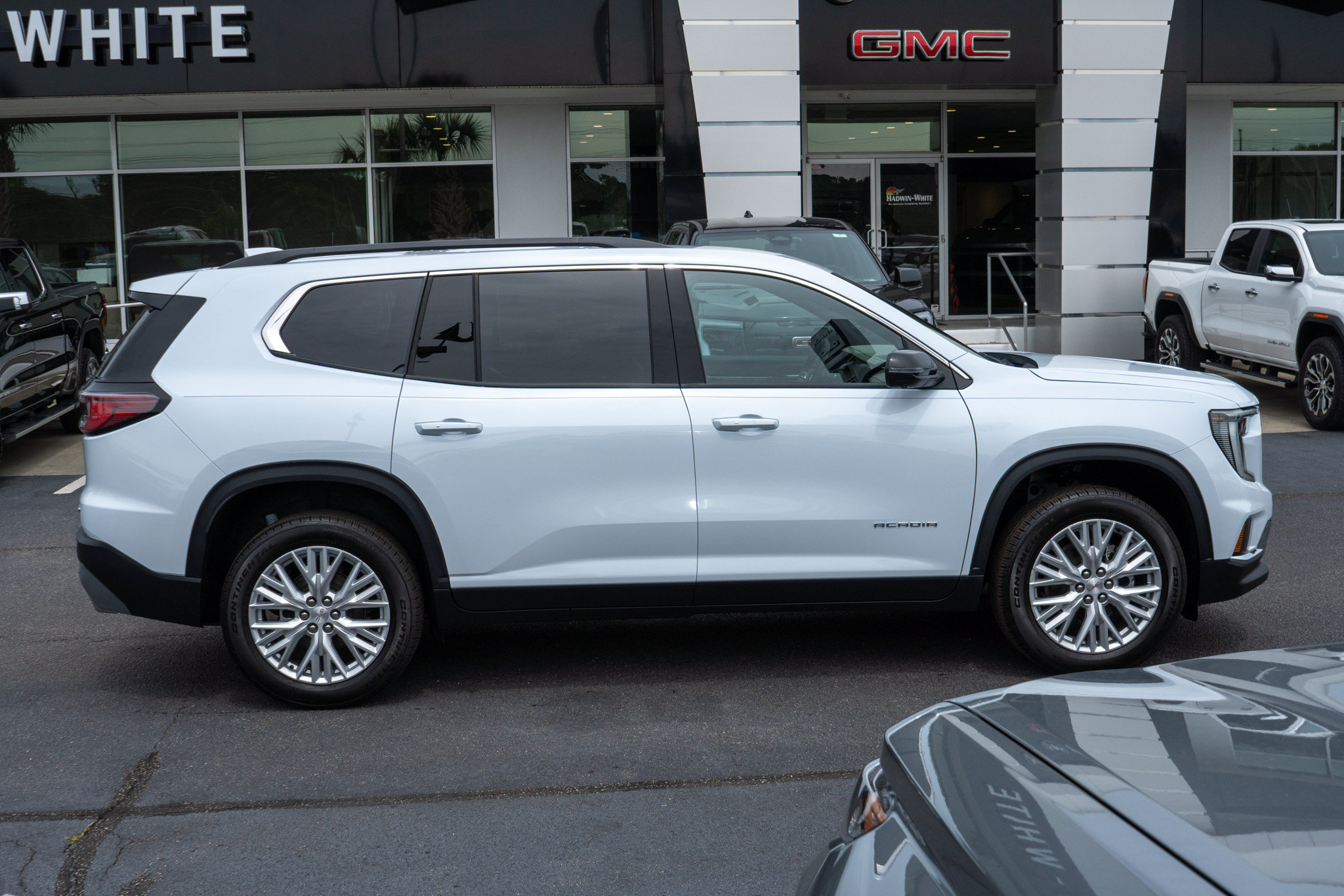New 2026 GMC Acadia Elevation FWD image 2