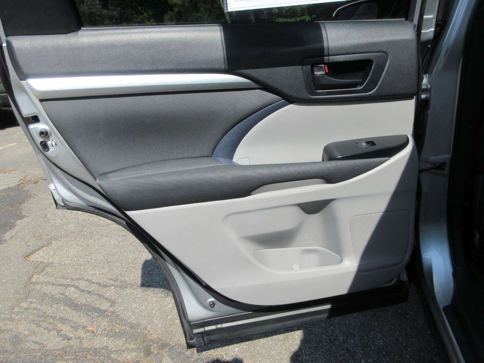 Used 2018 Toyota Highlander LE FWD image 16