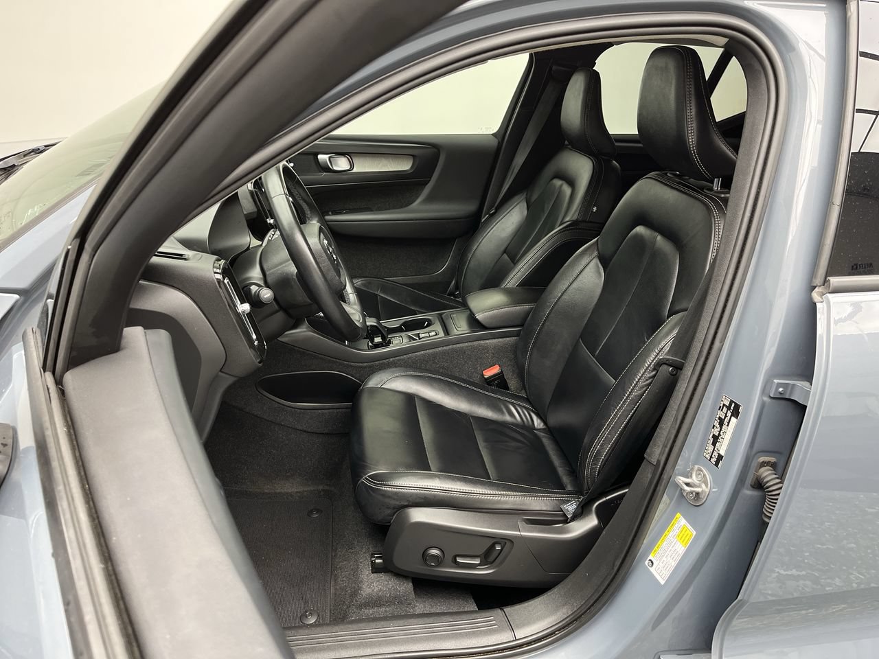Used 2023 Volvo XC40 B5 Core AWD/4WD image 9
