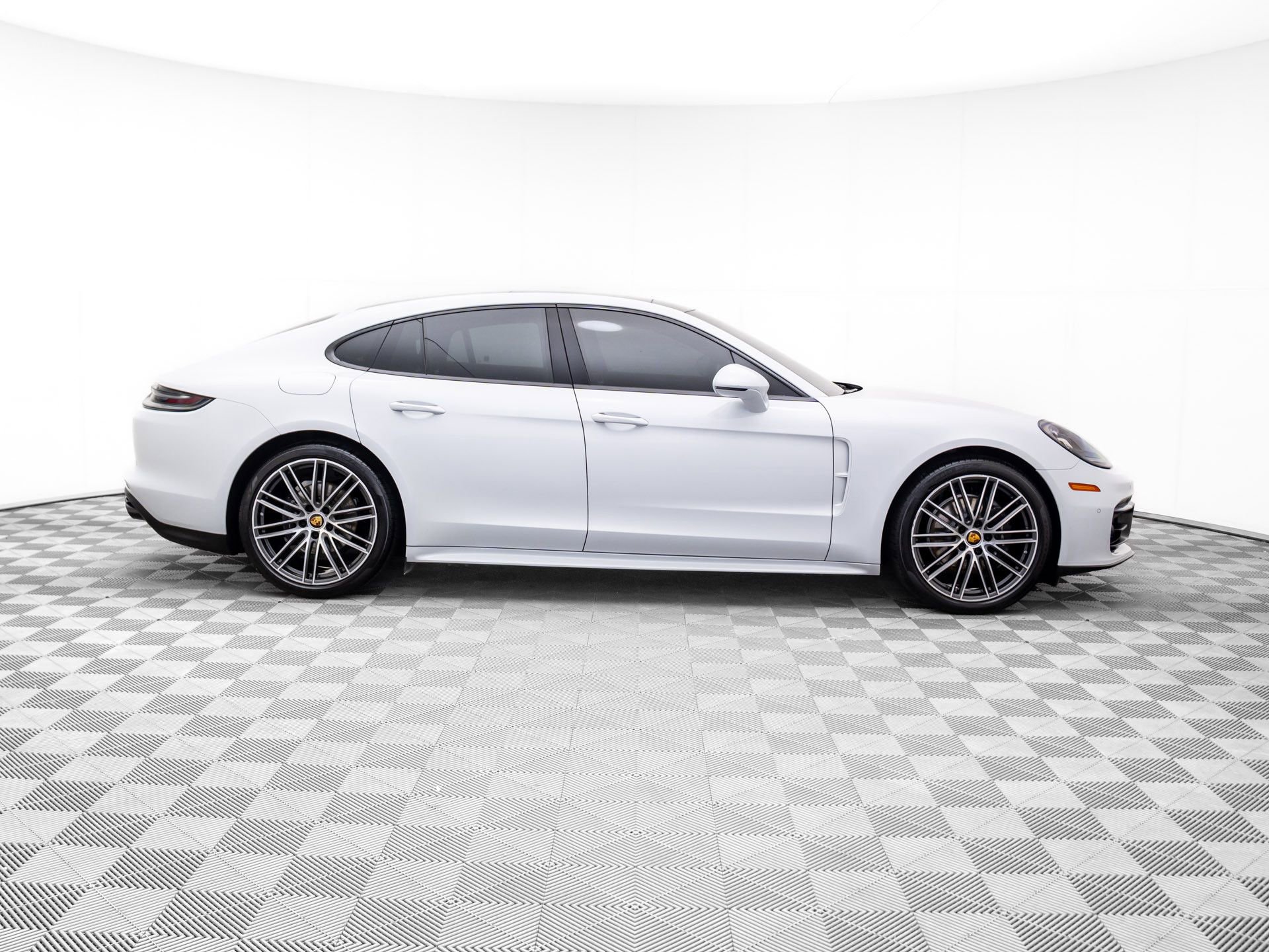 Certified 2023 Porsche Panamera 4 Platinum Edition image 8