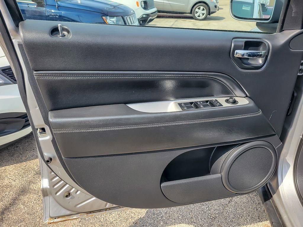 Used 2014 Jeep Compass Latitude image 16