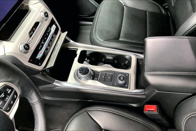 Used 2024 Ford Explorer XLT w/ Equipment Group 202A AWD/4WD image 18