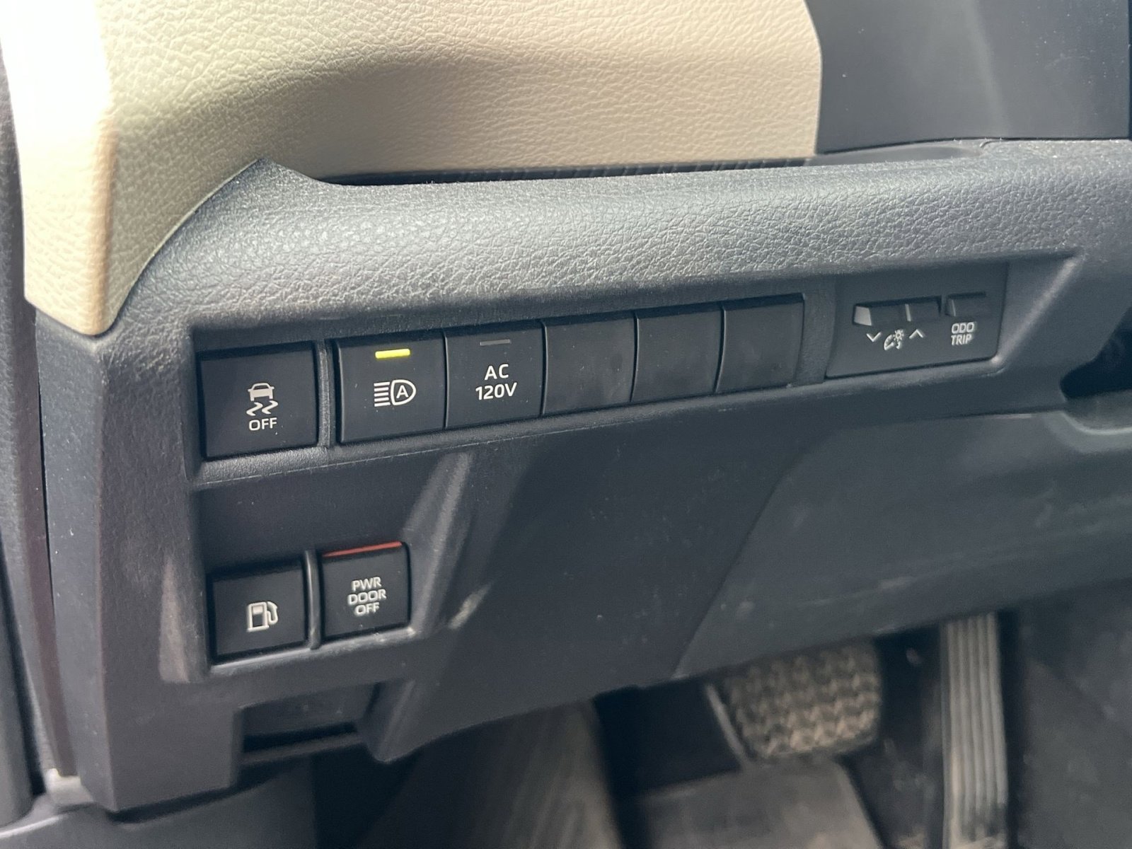 Used 2021 Toyota Sienna Limited image 29