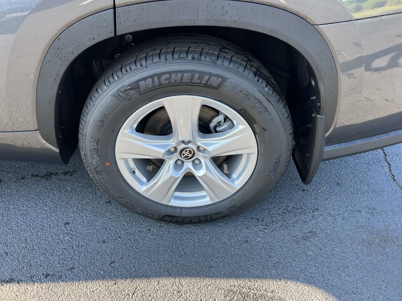 New 2024 Toyota Highlander LE FWD image 12