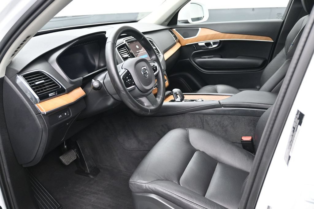 Used 2025 Volvo XC90 T8 Plus w/ Protection Package Premier AWD/4WD image 9