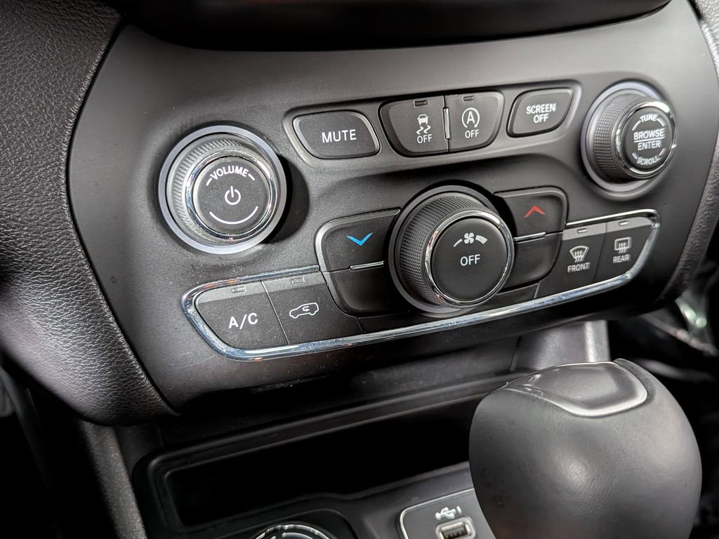 Used 2020 Jeep Cherokee Latitude Plus image 17