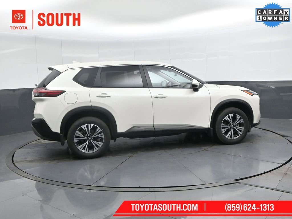 Used 2023 Nissan Rogue SV image 3