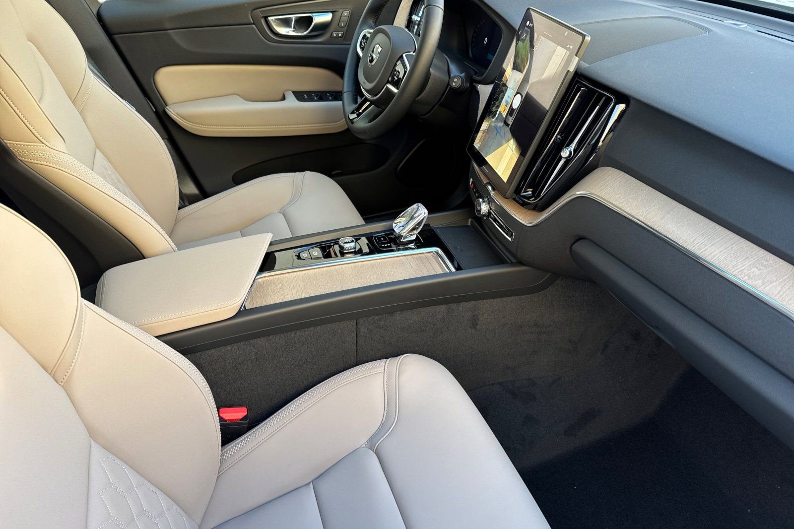 New 2026 Volvo XC60 B5 Plus w/ Protection Package Premier AWD/4WD image 17
