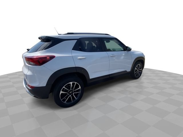 Used 2024 Chevrolet TrailBlazer LT w/ LT Cold Weather Package FWD image 2