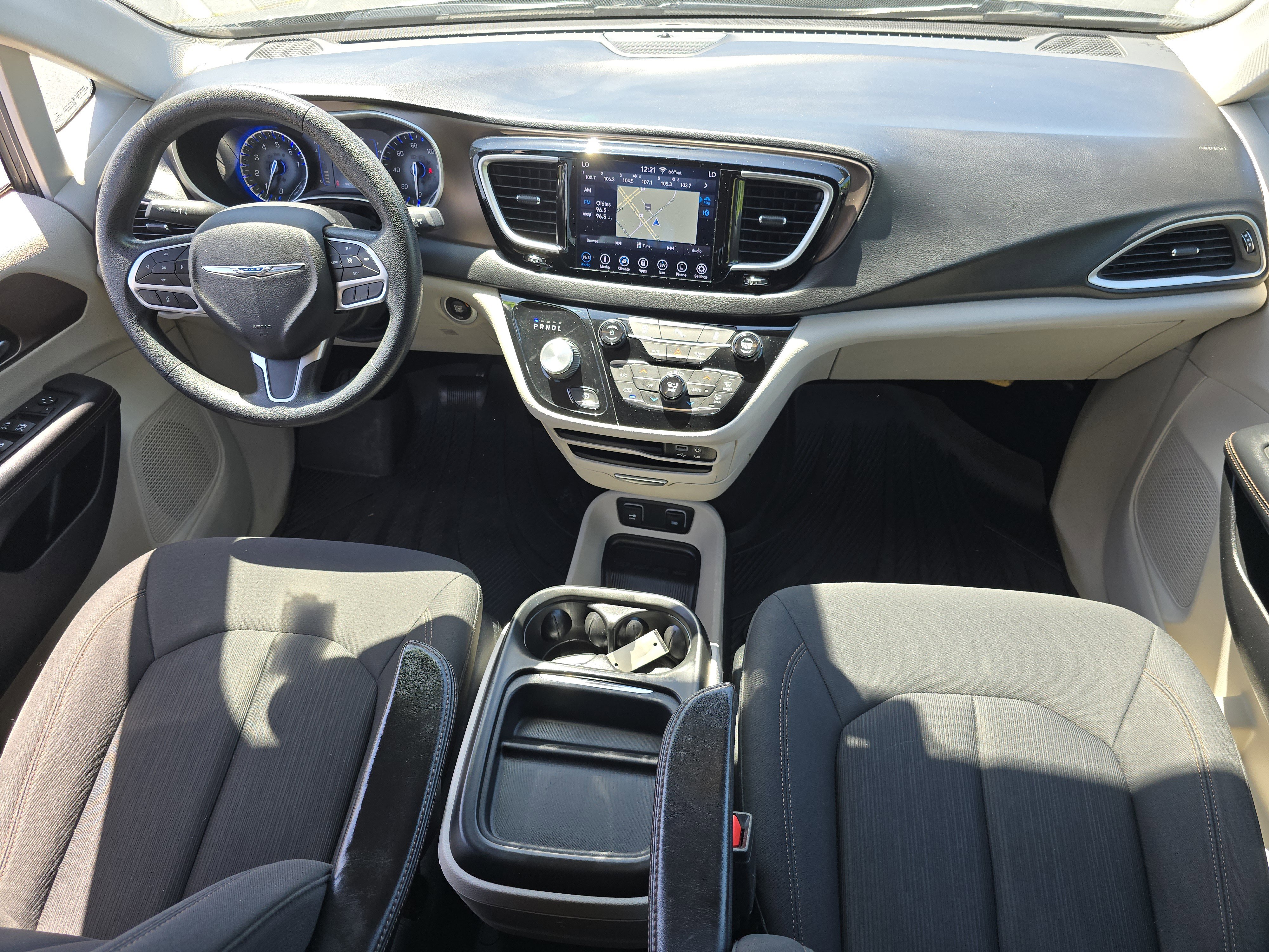 Used 2019 Chrysler Pacifica Touring Plus w/ Tire & Wheel Group FWD image 24