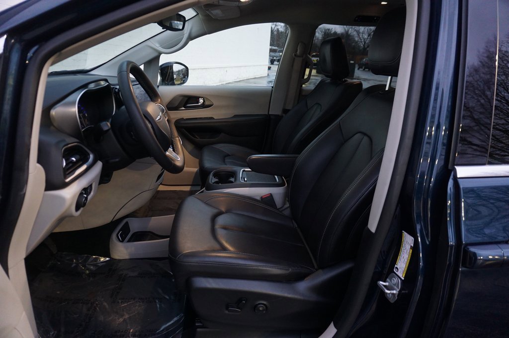 Used 2024 Chrysler Pacifica Touring-L image 10