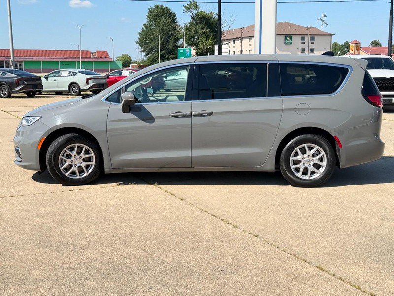 Used 2023 Chrysler Pacifica Touring-L FWD image 6