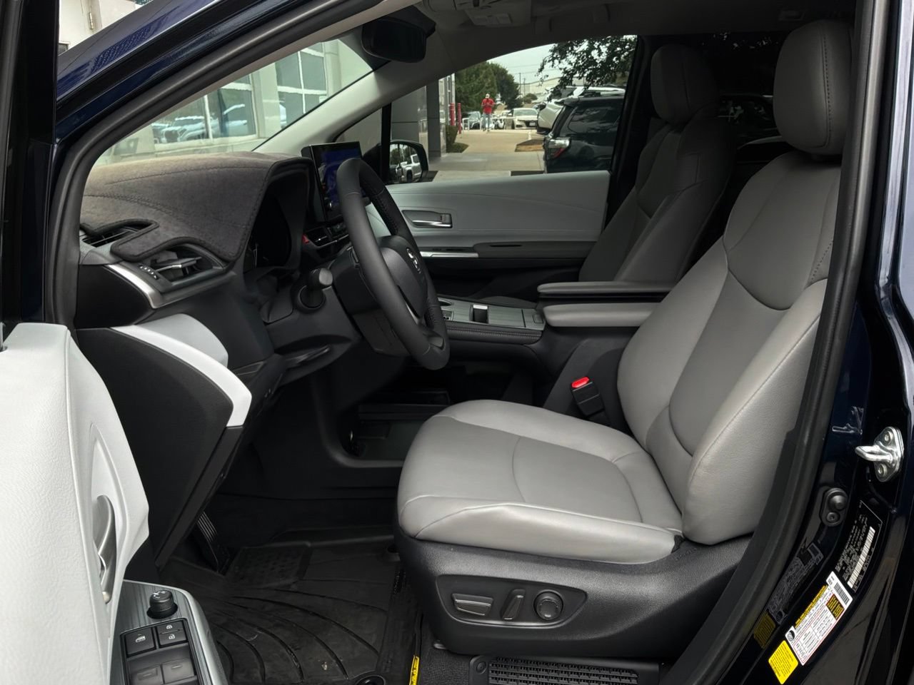 Used 2025 Toyota Sienna XLE FWD image 10