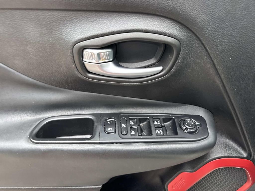 Used 2018 Jeep Renegade Trailhawk w/ Safety & Security Group AWD/4WD image 21