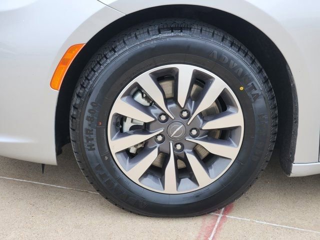 Used 2023 Chrysler Pacifica Limited image 18