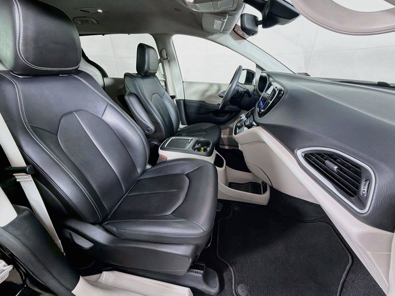 Used 2024 Chrysler Pacifica Touring-L FWD image 30