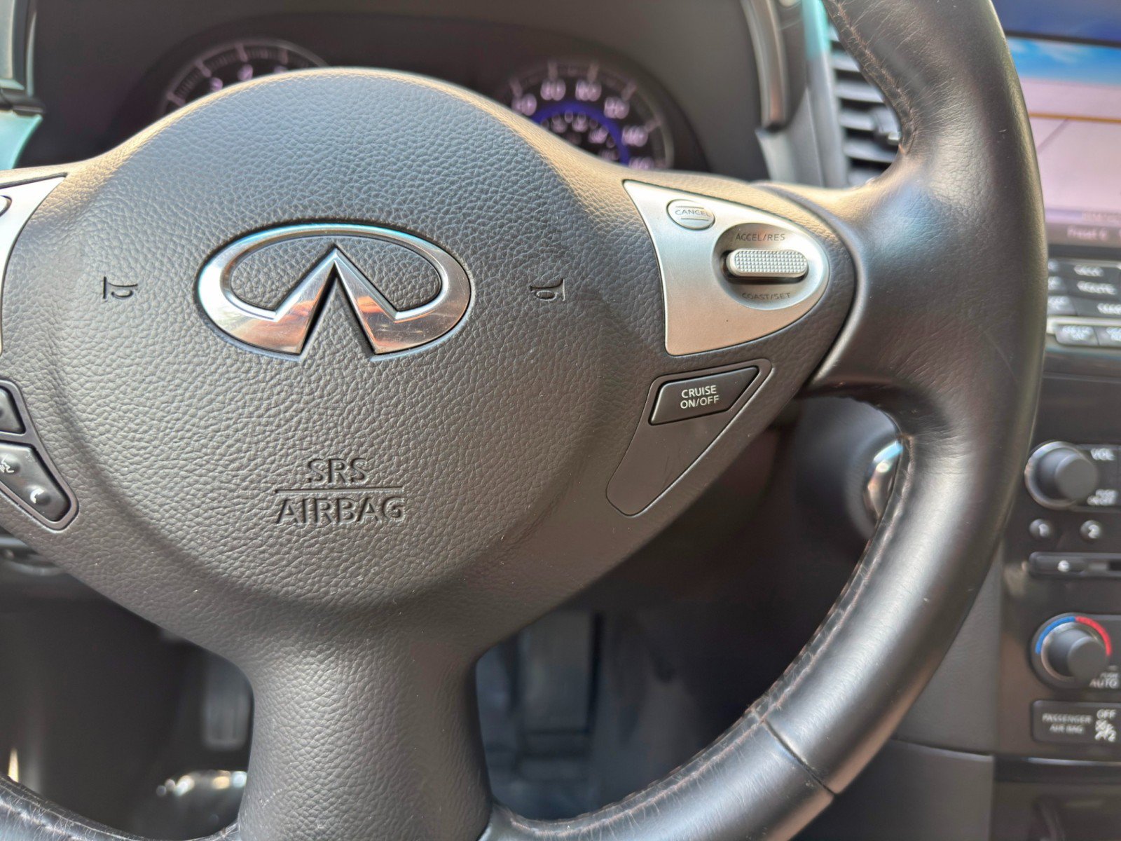 Used 2014 INFINITI QX70 2WD w/ Premium Package image 23