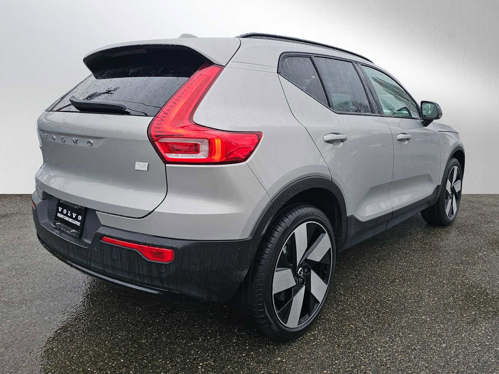 Certified 2023 Volvo XC40 Recharge Ultimate image 3