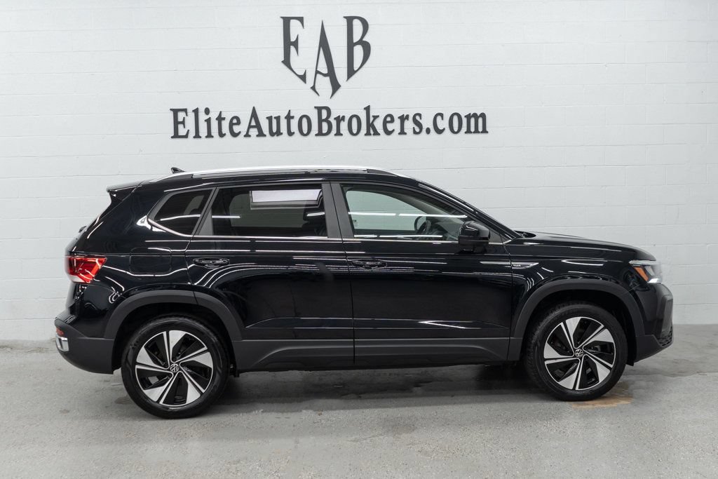 Used 2023 Volkswagen Taos SE w/ Panoramic Sunroof Package AWD/4WD image 5