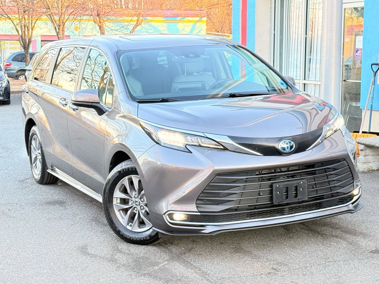 Used 2022 Toyota Sienna XLE image 11
