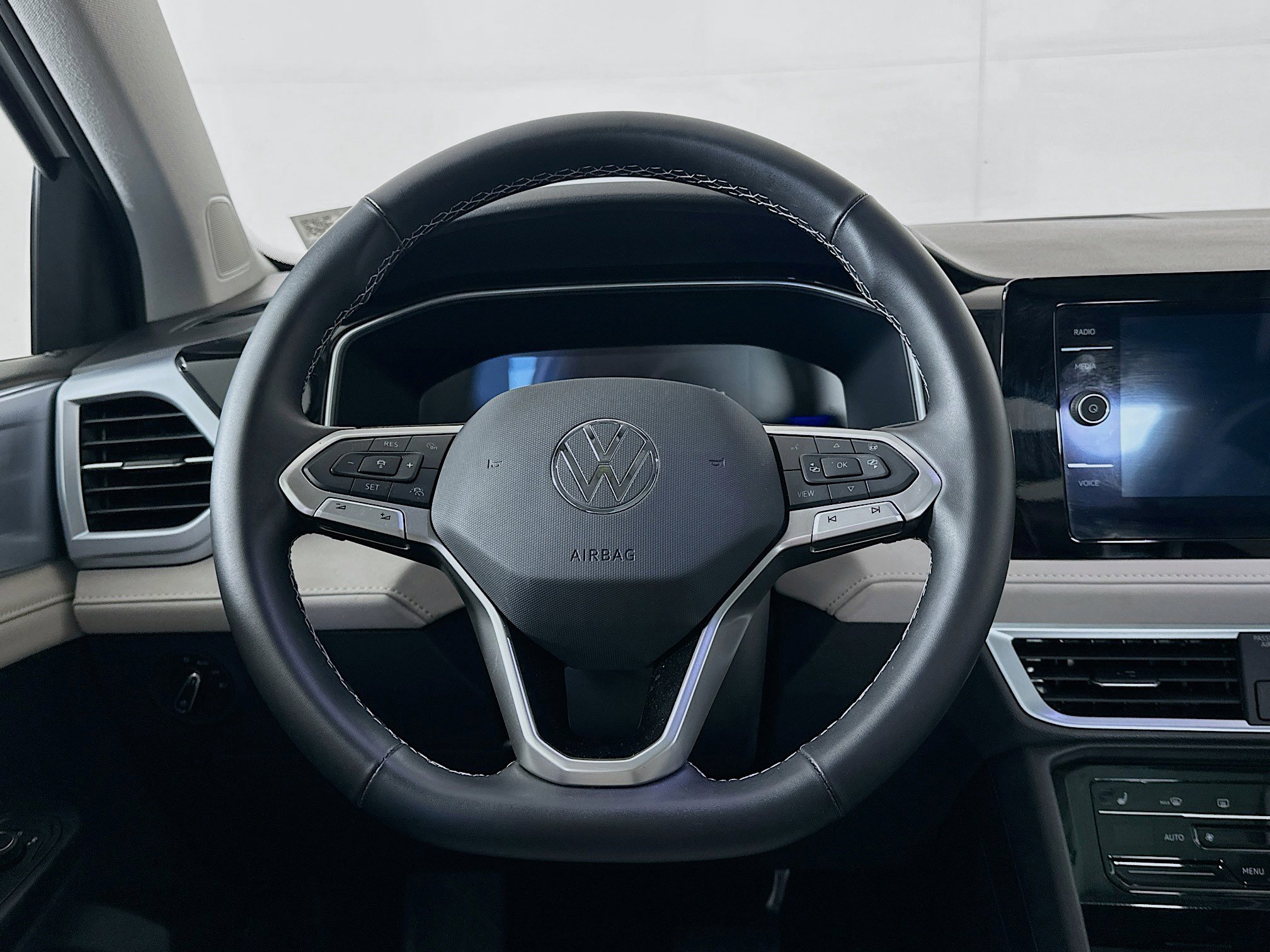 Used 2025 Volkswagen Taos SE w/ Panoramic Sunroof Package AWD/4WD image 18