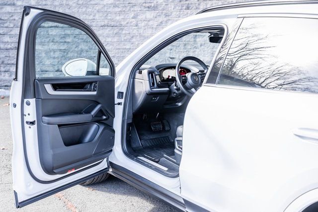 Used 2024 Porsche Cayenne image 23