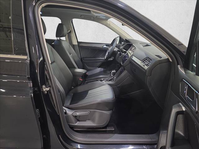 Used 2024 Volkswagen Tiguan SE w/ Panoramic Sunroof Package AWD/4WD image 10