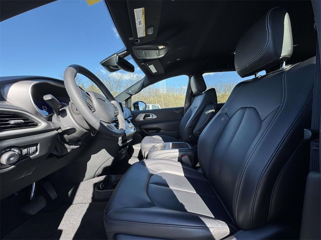 Used 2025 Chrysler Pacifica Select image 13
