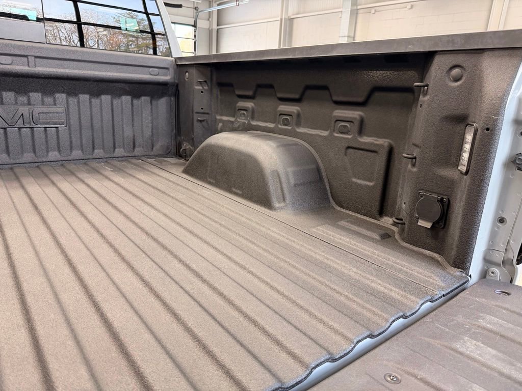 Used 2025 GMC Sierra 1500 AT4 w/ AT4 Premium Package AWD/4WD image 11