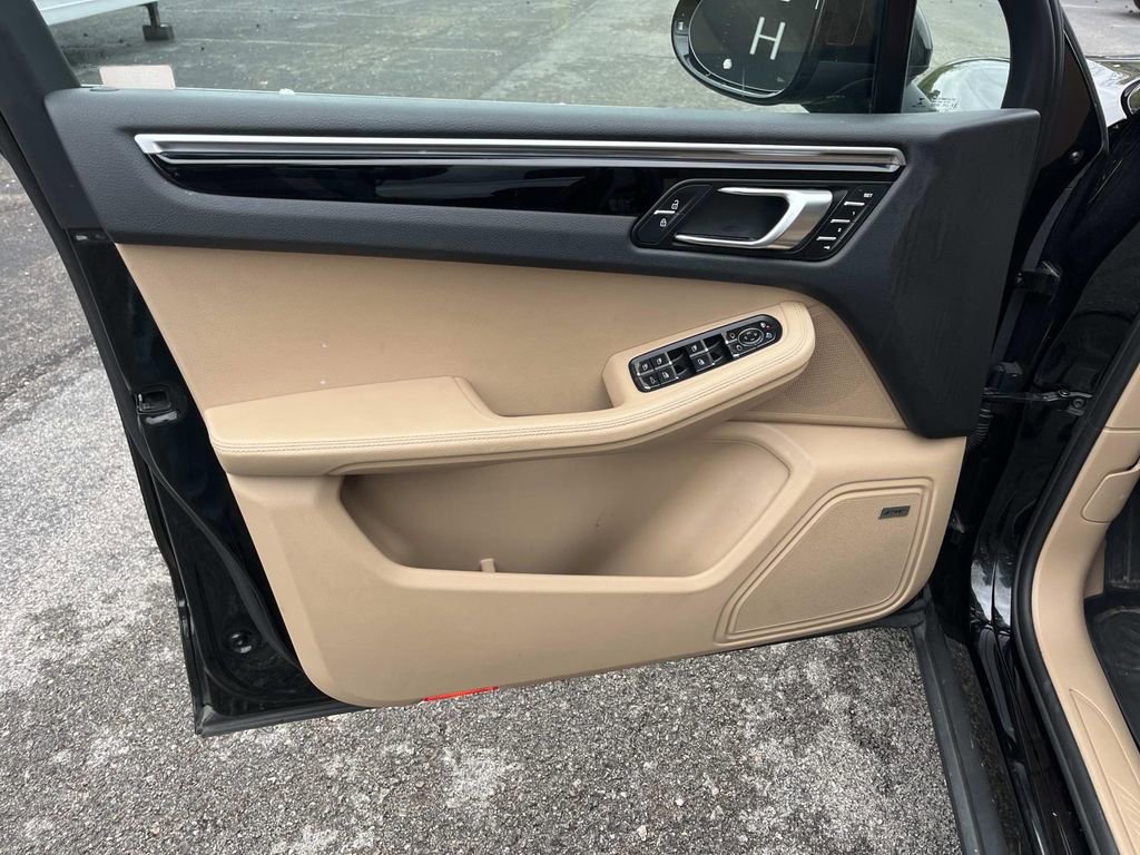 Used 2020 Porsche Macan Base image 14