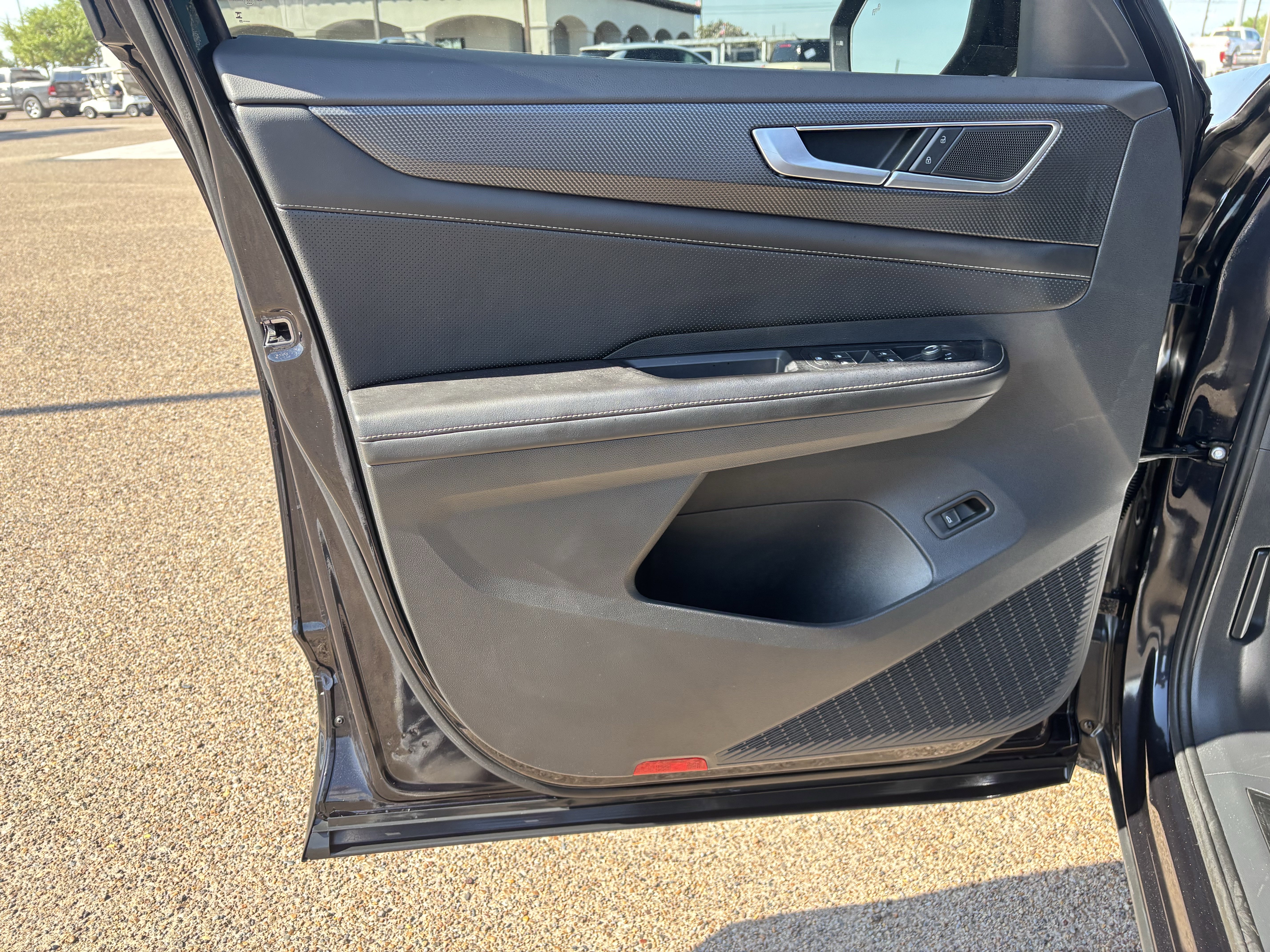 Used 2025 Volkswagen Atlas Cross Sport SEL R-Line image 9