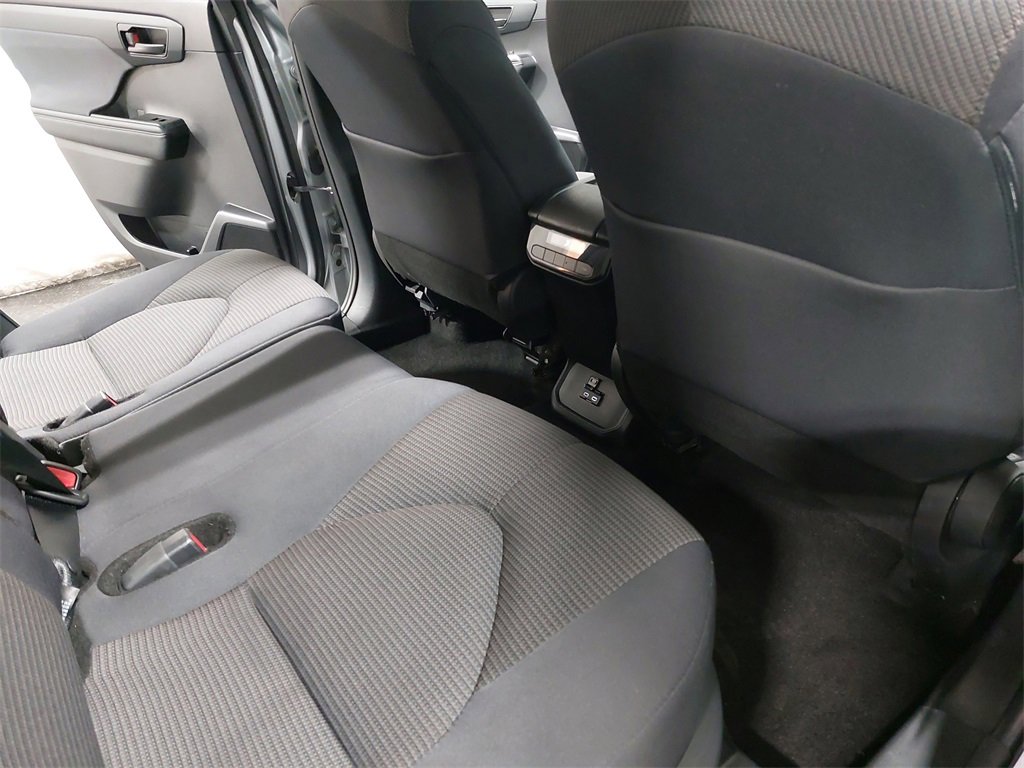 Used 2024 Toyota Highlander LE image 11