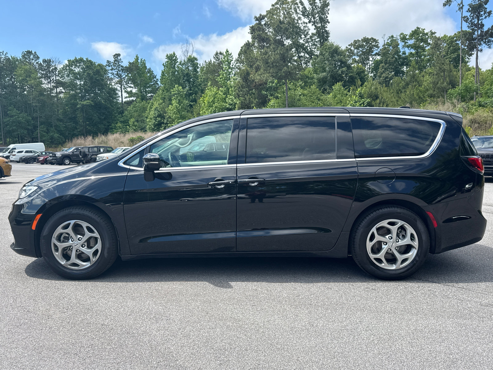 Used 2024 Chrysler Pacifica Limited w/ Trailer Tow Group FWD image 8