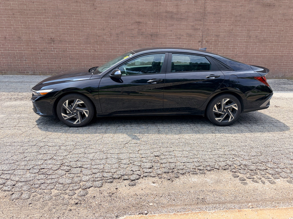 Used 2025 Hyundai Elantra Sport FWD image 2