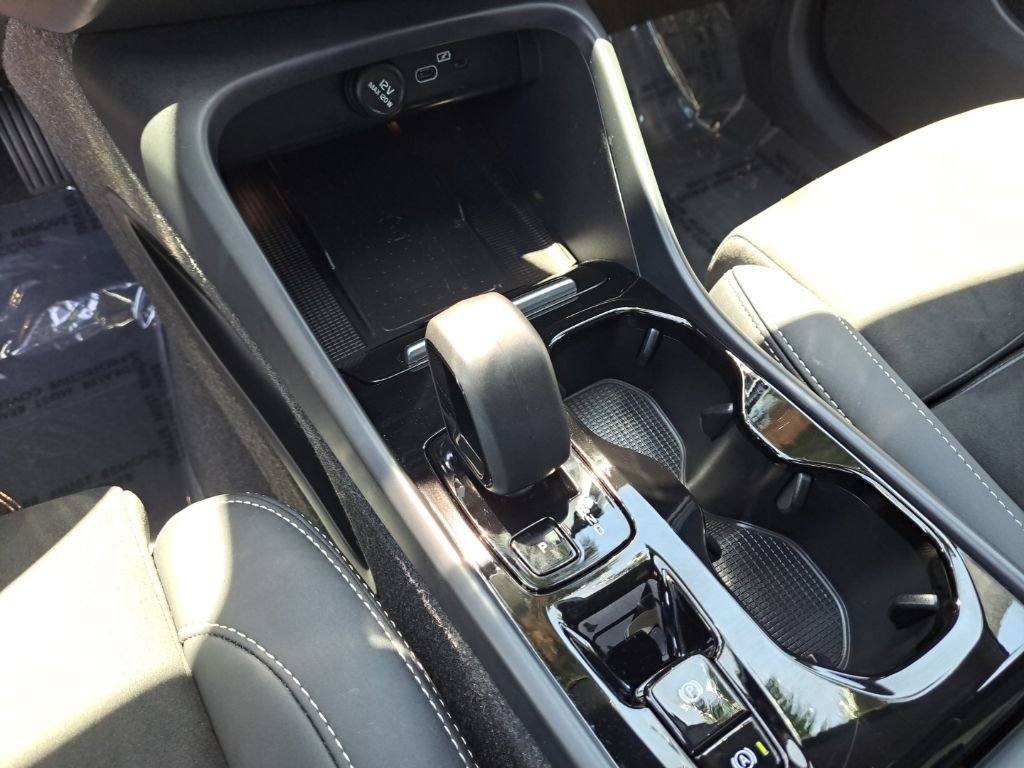 Used 2023 Volvo XC40 B5 Plus w/ Climate Package image 22