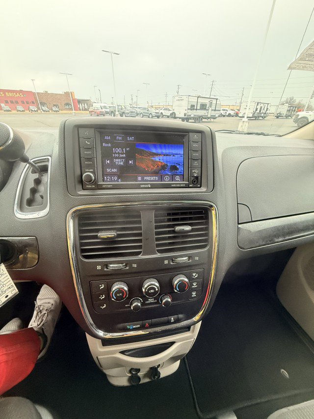 Used 2019 Dodge Grand Caravan SE w/ UConnect Hands-Free Group image 19