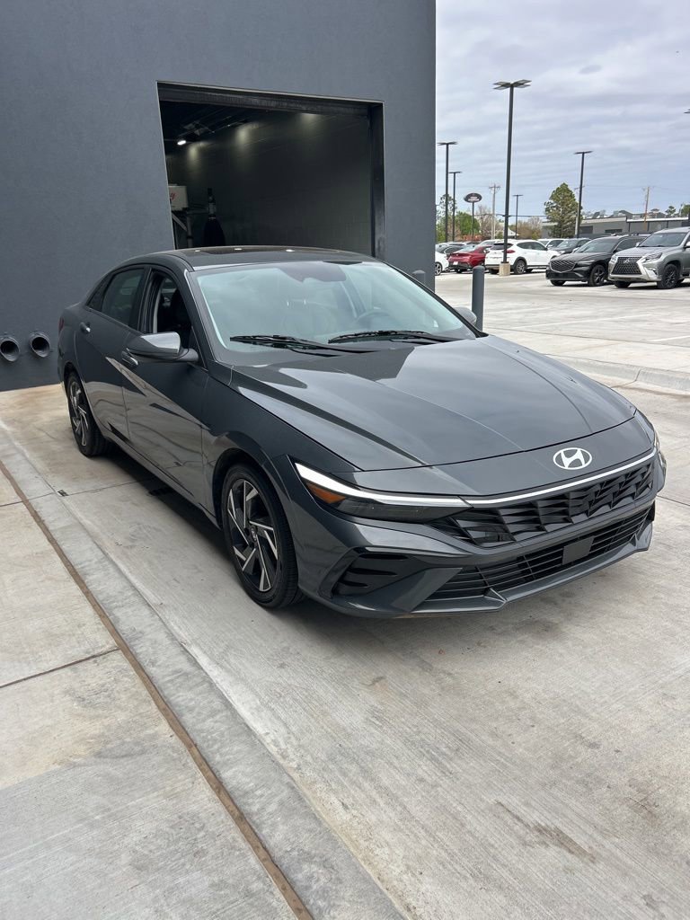 Certified 2025 Hyundai Elantra Limited FWD image 3
