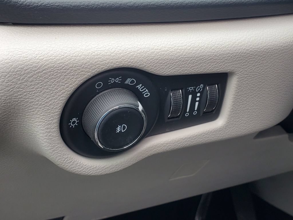Used 2024 Chrysler Pacifica Touring-L FWD image 11