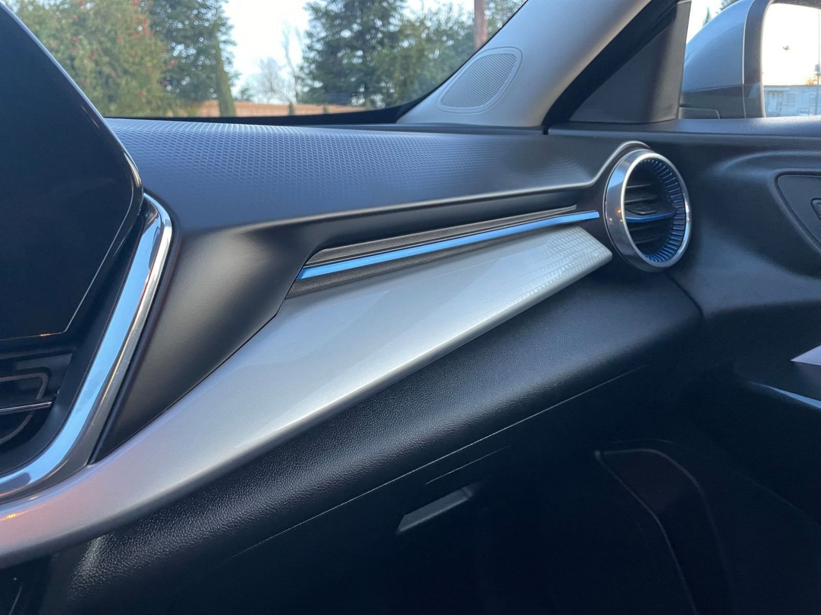 Used 2025 Chevrolet Trax LT w/ LT Convenience Package image 35