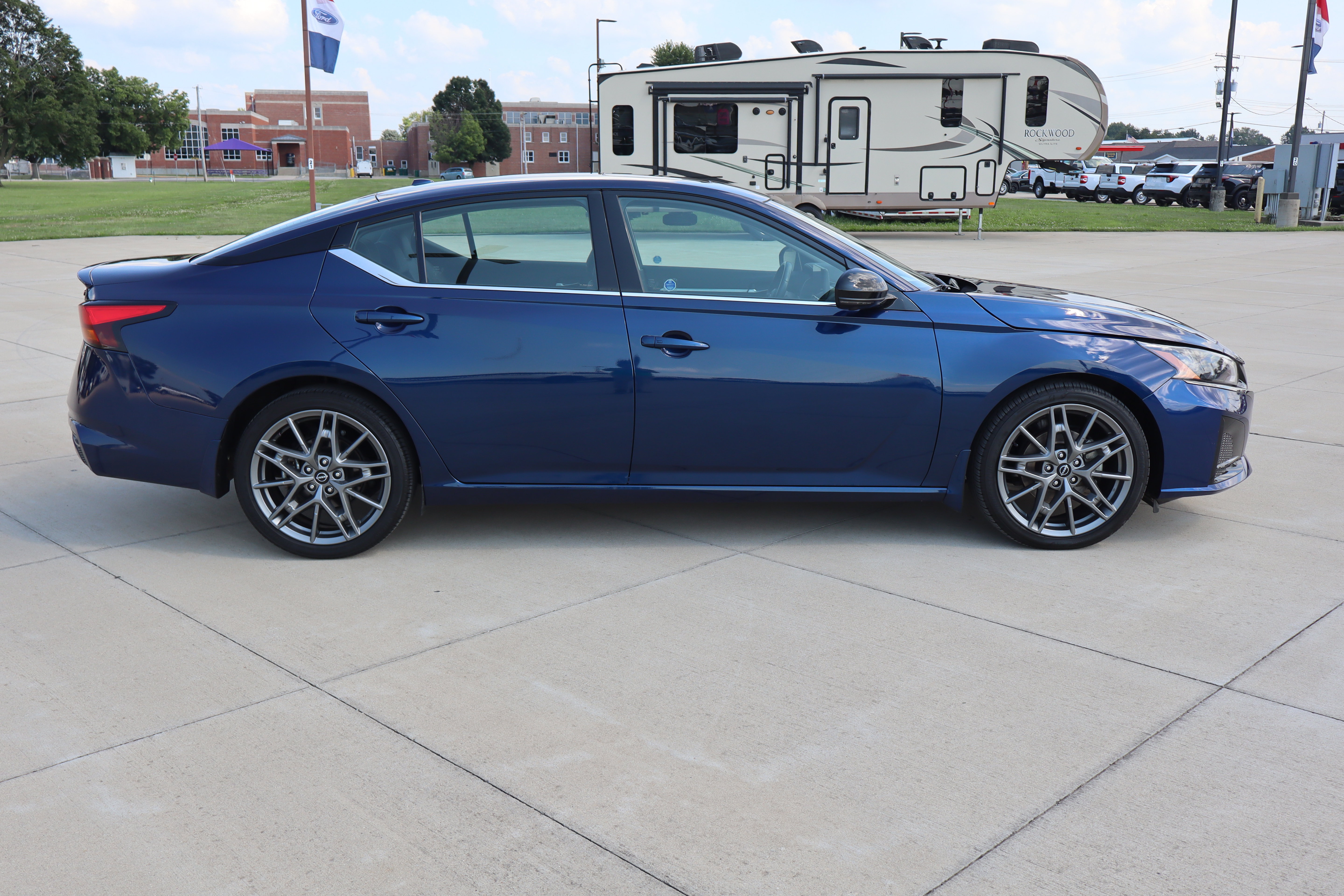 Used 2023 Nissan Altima 2.0 SR FWD image 5
