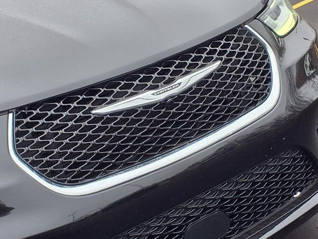 Used 2024 Chrysler Pacifica Touring-L image 27