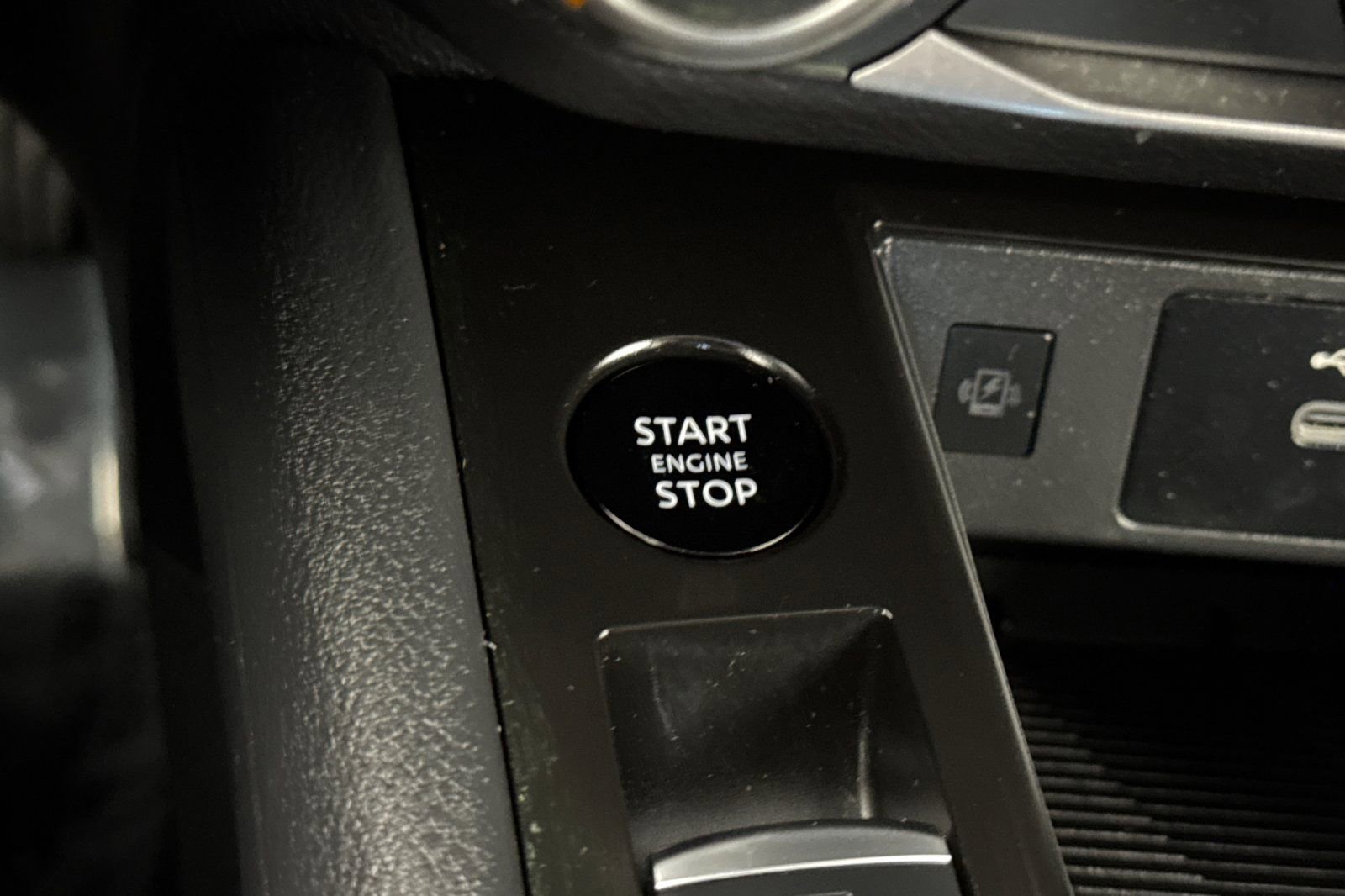 Used 2025 Nissan Kicks SV image 21