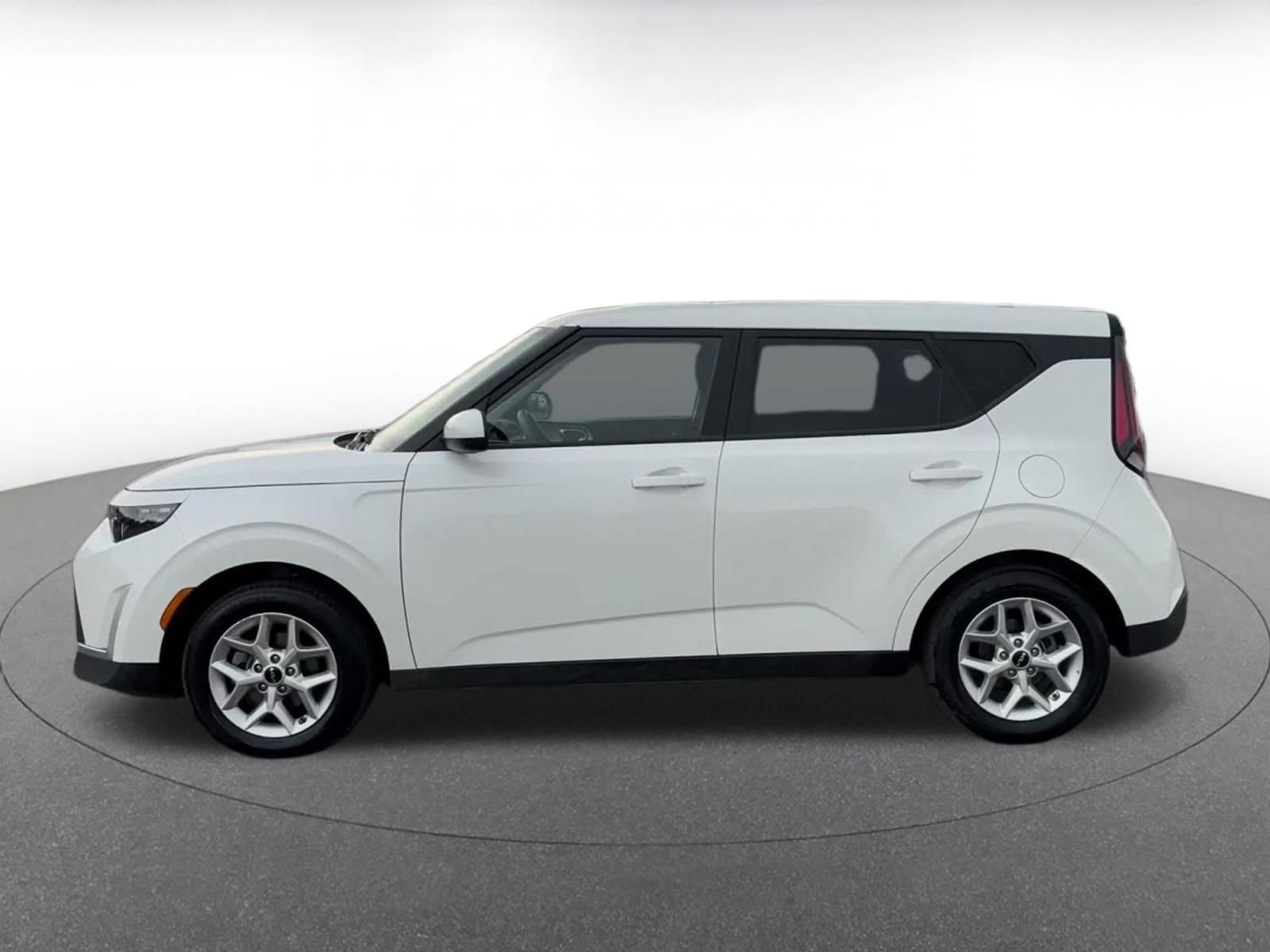 Used 2025 Kia Soul LX w/ LX Technology Package FWD image 8