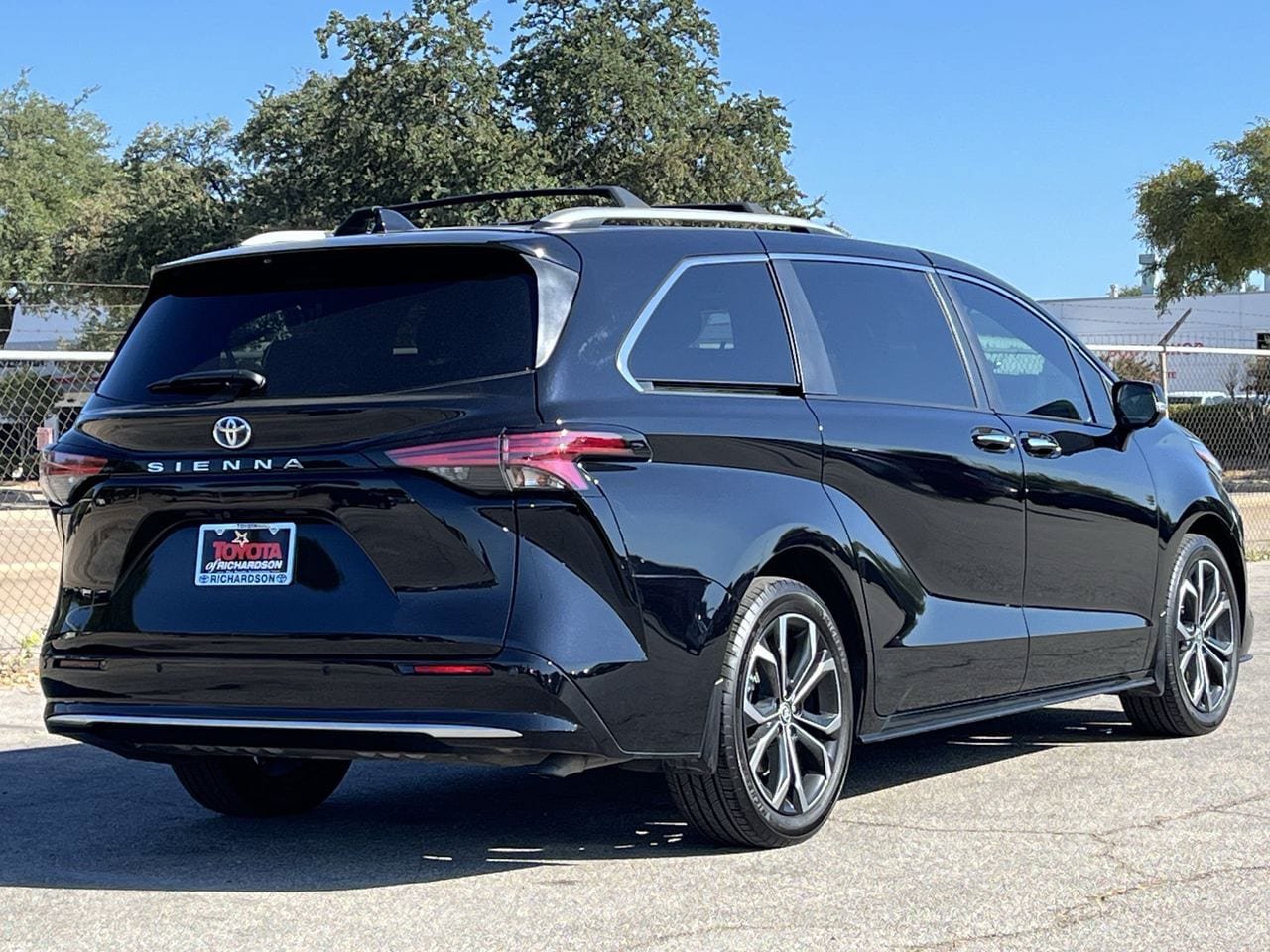 Used 2025 Toyota Sienna Platinum FWD image 4