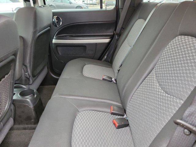 Used 2010 Chevrolet HHR LT image 10