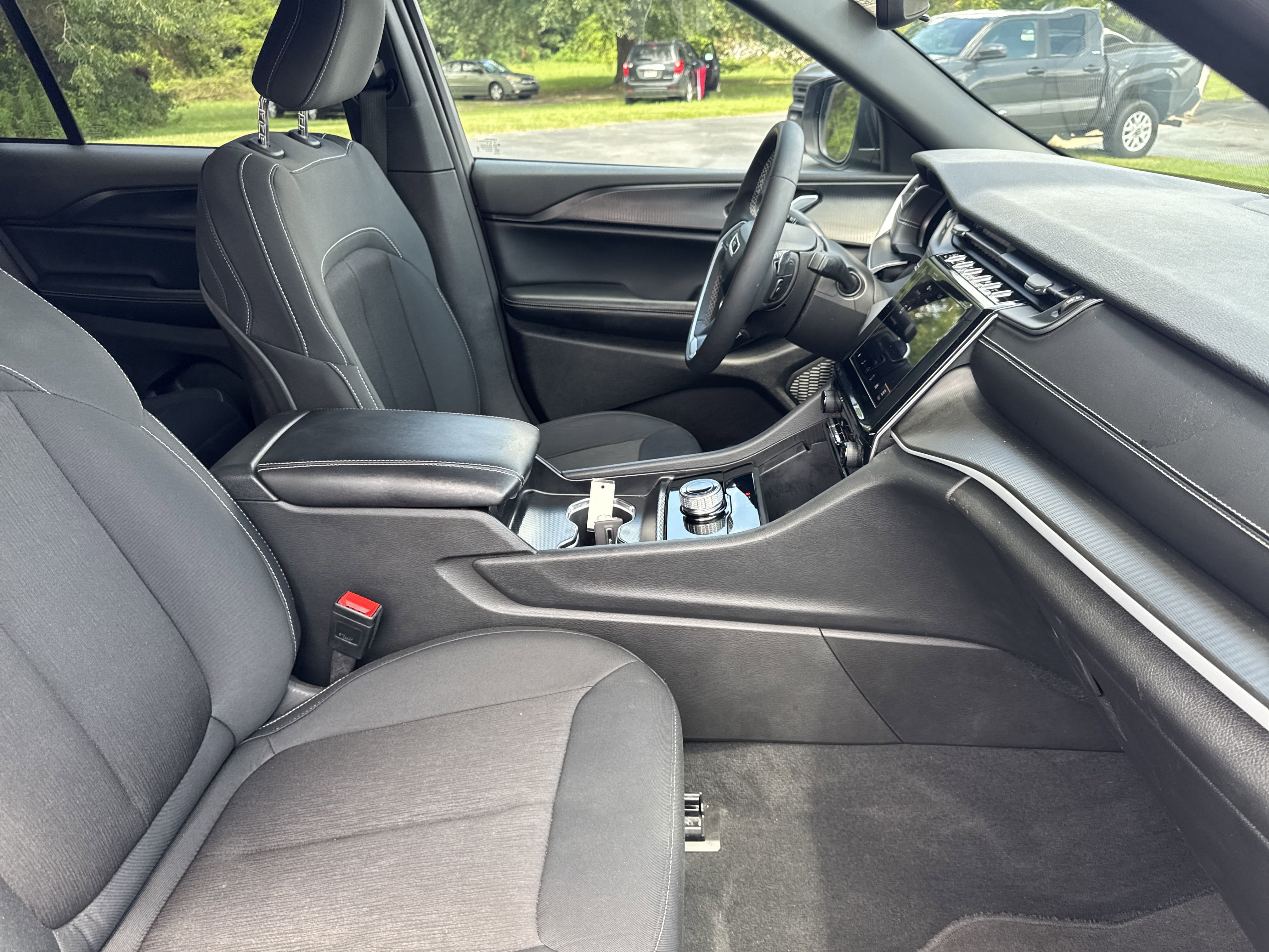 Used 2024 Jeep Grand Cherokee Laredo image 31